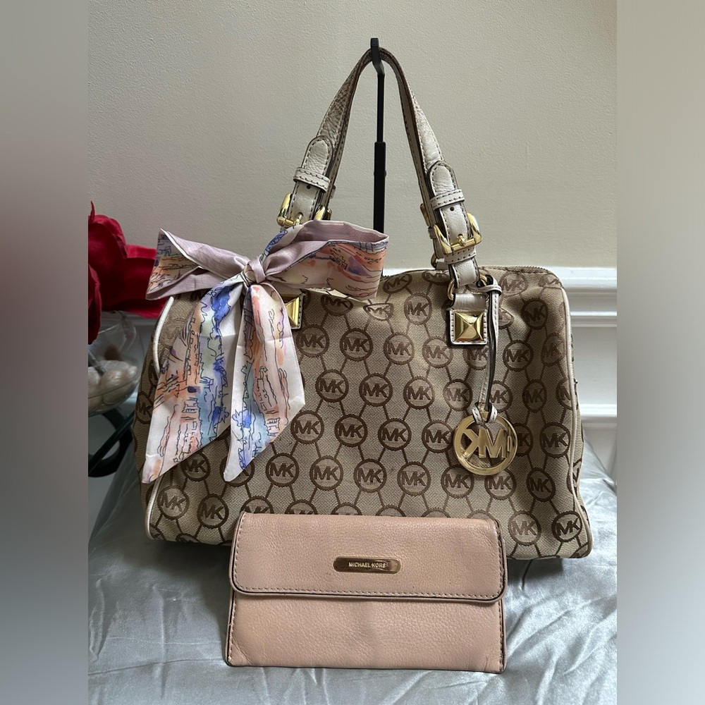🌹VINTAGE Michael Kors • LG Tan Beige Signature Monogram Satchel w/Gold Hardware